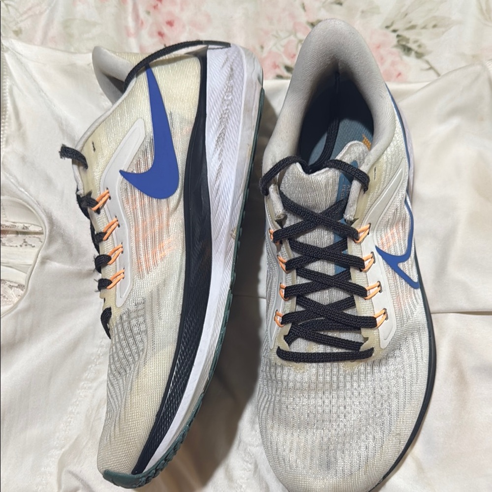Nike White and Blue Athletic Performance Shoes